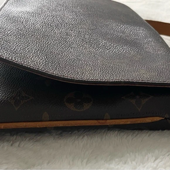 Louis Vuitton
with Tan Leather Strap
Musette Tango Short Shoulder Bag Brown
🤎🤎🤎 - Picture 8 of 13